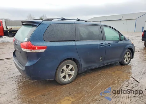 2011 Toyota Sienna Le z USA, uszkodzony, nr VIN 5TDKK3DC2BS099865